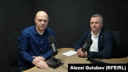 Eugen Urusciuc (stânga), autorul podcastului „În esență”, și Ilie Bricicaru, director al Observatorului de siguranță rutieră de la UTM, în studioul Europei Libere.