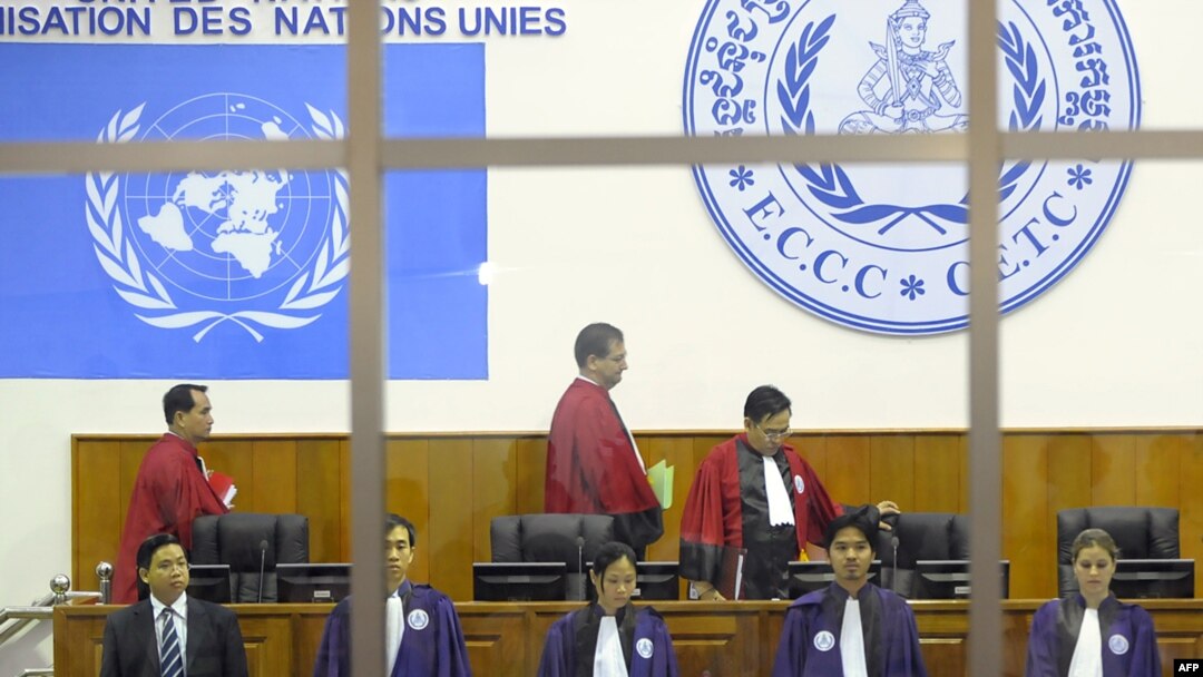 Зал заседаний специального трибунала, который судит бывших лидеров "красных кхмеров"