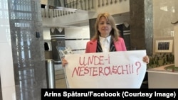 Fosta deputată Arina Spătaru, care l-a denunțat pe Alexandr Nesterovschi și a colaborat cu anchetatorii ca agent sub acoperire, a venit în Parlament pe 20 martie să întrebe unde se află deputatul condamnat cu o zi mai devreme pentru corupere pasivă.