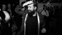 Джоні Косьмік на сьвяткаваньні свайго Дня народзінаў у Варшаве. Здымак Руслана Серадзюка