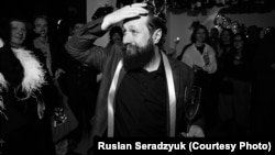 Джоні Косьмік на сьвяткаваньні свайго Дня народзінаў у Варшаве. Здымак Руслана Серадзюка