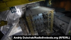 Всередині конфайнменту. Вигляд на бетонний саркофаг над зруйнованим вибухом 4-им реактором із висоти 100 метрів. Фото від 31 жовтня 2018 року, коли журналісти Радіо Свобода побували всередині 