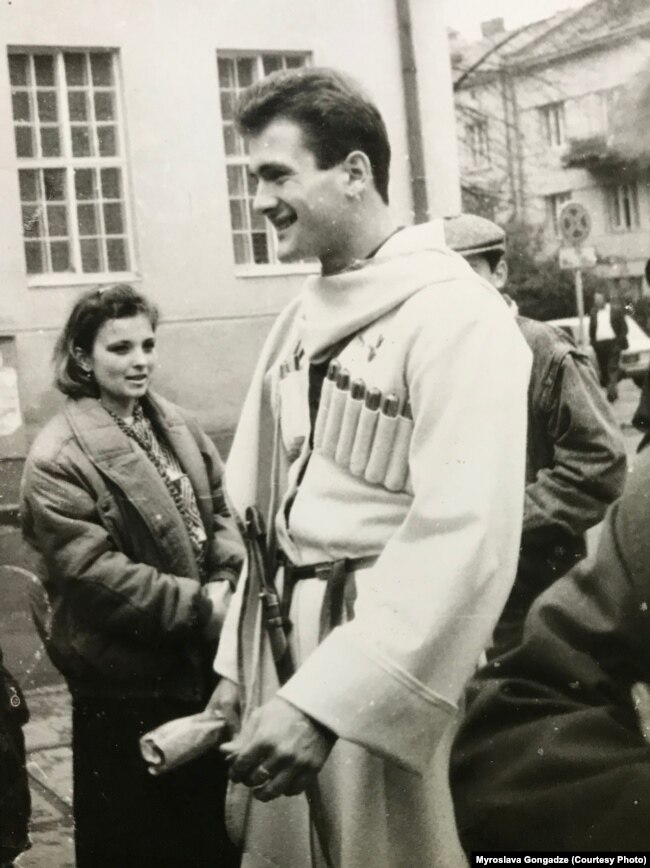 Початок 90-х у Львові. Георгій Гонгадзе гордий за своє грузинське коріння. Кинджал дідів