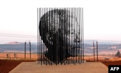 Скульптура Нельсона Манделы вблизи Дурбана, ЮАР