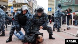 Российская милиция задерживает демонстрантов