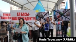 Активисты организации «Обеспечьте народ жильем» поют песню «Меным елим» перед входом в генеральное консульство США. Алматы, 31 мая 2016 года. 