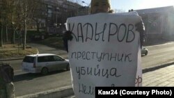 Протестующая пенсионерка у театра драмы и комедии