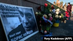 Народный мемориал памяти Бориса Немцова на месте его убийства – Большом Москворецком мосту 