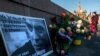 В Москве возлагают цветы к месту убийства Немцова
