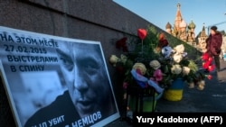 Так называемый народный мемориал Немцова на мосту, где был убит политик. Иллюстративное фото. 