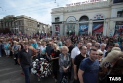 People line up on September 2 outside the Donetsk Opera and Ballet Theatre to pay their respects to the late separatist leader Aleksandr Zakharchenko.