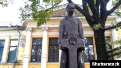 Пам'ятник історику Дмитру Яворницькому біля Дніпровського історичного музею