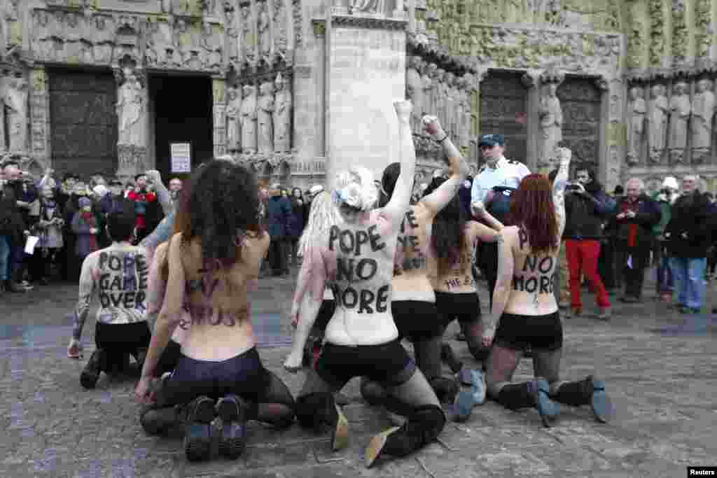 Акция активисток движения Femen в парижском соборе Notre Dame. Февраль 2013 года.