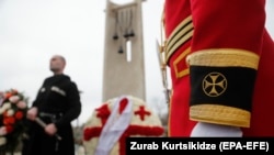 На церемонии возложения венков у мемориала погибшим в боях с частями Красной армии. Посёлок Табахмела в пригороде Тбилиси, 25 февраля 2020 года.