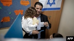 İsrailin ərəb siyasi lideri və ərəb partiyalarının vahid siyahısının rəhbəri Ayman Odeh səs verir.