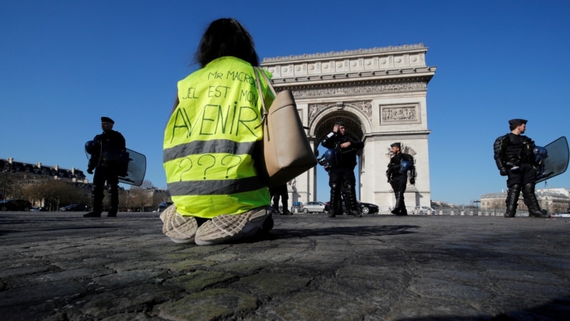 Полицијата во Париз ги растера „Жолтите елеци“