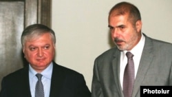 Министр иностранных дел Армении Эдвард Налбандян (слева) и спецпредставитель ЕС по вопросам Южного Кавказа и кризиса в Грузии Филипп Лефор (справа) 