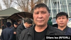Гражданский активист Нуржан Мухаммедов у КПП городского департамента полиции. Шымкент, 5 декабря 2019 года.
