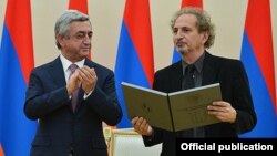 Սերժ Սարգսյանը ՀՀ նախագահի մրցանակն է հանձնում Փիթեր Բալաքյանին՝ Ցեղասպանության ճանաչման գործում նշանակալի ավանդի համար, Երևան, 26-ը մայիսի, 2016թ.