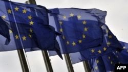 Флаги Евросоюза перед зданием Еврокомиссии в Брюсселе.