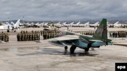 Российские и сирийские военные на авиабазе Хмеймим в сирийской провинции Латакия. 15 марта 2016 года.