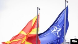 Steagul macedonean, arborat în fața sediului cartierului general NATO de la Bruxelles, 30 martie 2020