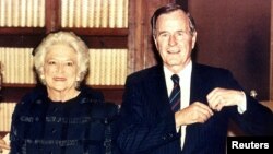 Бывший президент США Джорж Буш со своей супругой Барбарой Буш. 1989 год. 