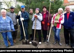 Уборка сквера началась с десятка энтузиастов. Фото предоставлено жителями микрорайона