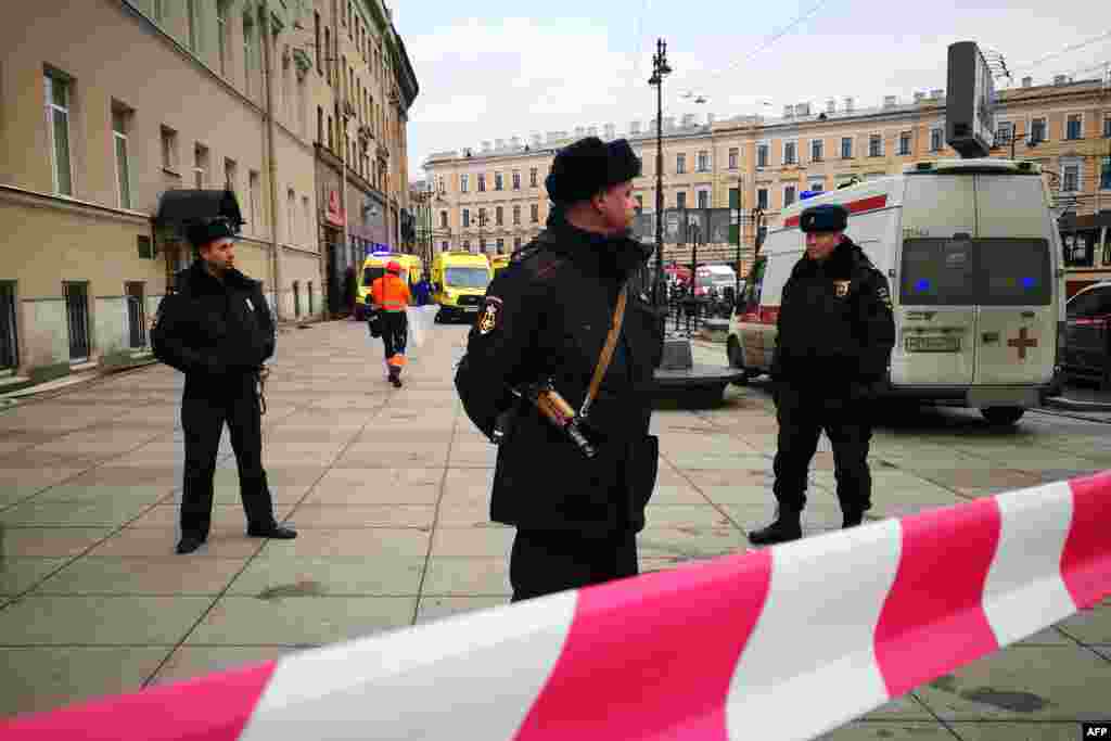 Police officers block an entrance to the Tekhnologichesky Institut subway station.&nbsp;