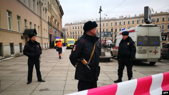 Policia ruse qëndron para hyrjes së stacionit të metrosë Technological institute në Shën Petersburg. 3 prill, 2017