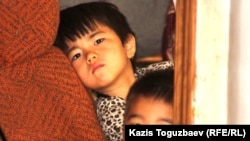 Өзбекстанға қайтарылған босқындардың балалары. 10 маусым, 2011 жыл.