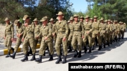 Türkmén katonák menetelnek a középső országrészben