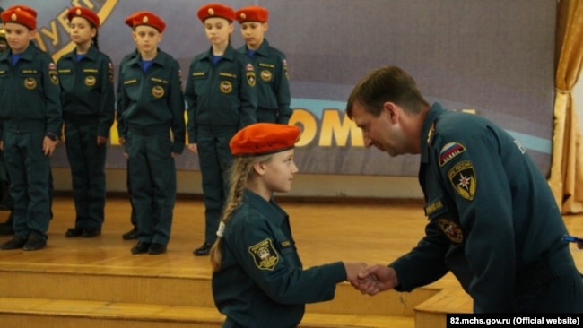 У Головному управлінні МНС Росії у Криму відбулося урочисте посвячення учнів 5-го класу Сімферопольської академічної гімназії в кадети. Сімферополь, жовтень 2017 року