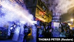 Policija rastjeruje demonstrante, arhivska fotografija