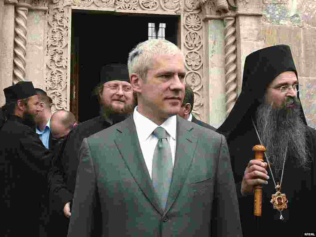 Tadiq në Kosovë - Presidenti i Serbisë, Boris Tadiq, ka qëndruar në Kosovë, për të vizituar Manastirin e Deçanit, në vigjilje të Pashkëve ortodokse. Ai, me këtë rast, ka dhënë mesazhe paqeje për, siç ka thënë, “serbët, shqiptarët, për të gjithë njerëzit që jetojnë në Kosovë, në Serbinë tonë”.