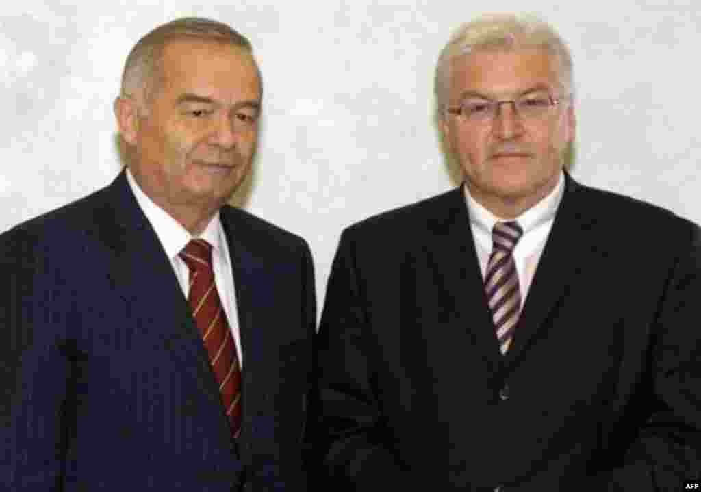 Uzbekistan -- German Foreign Minister Frank-Walter Steinmeier (R) and Uzbek President Islam Karimov in Tashkent, 01Nov2006 - UZBEKISTAN, Tashkent : German Foreign Minister Frank-Walter Steinmeier (R) and Uzbek President Islam Karimov (L) pose for photographers during their meeting in Tashkent, 01 November 2006. German Foreign Minister Frank-Walter Steinmeier on a five-nation tour of Central Asia called Tuesday for comprehensive political reforms in the region. AFP
