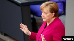 Ангела Меркель выступает в Бундестаге, Берлин, 21 марта 2018 года 