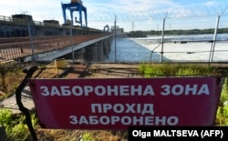 Каховская ГЭС и автомобильный мост возле нее. Вблизи Новой Каховки, Херсонская область, 20 мая 2022 года