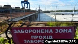 Каховская ГЭС и автомобильный мост возле нее. Херсонская область, 20 мая 2022 года