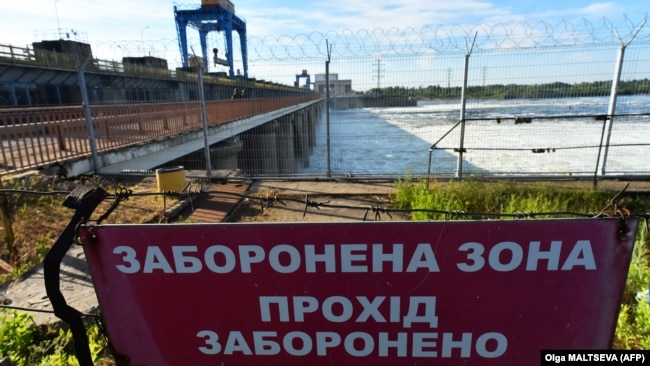 Каховская ГЭС и автомобильный мост возле нее. Вблизи Новой Каховки, Херсонская область, 20 мая 2022 года