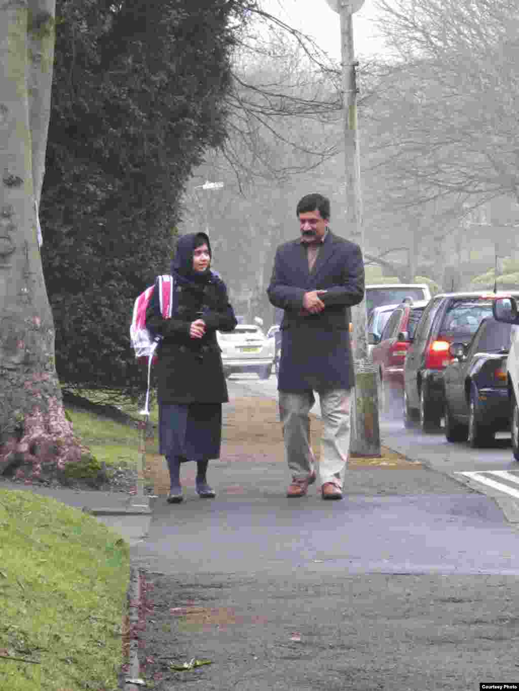 Malala atası ilə Birminhemdə.&nbsp; 