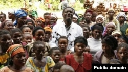 Дени Муквеге и некоторые спасенные им женщины