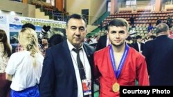 Разавӣ Навбаҳоров (аз рост) бо мураббии варзиш Маҳмуд Абдуллоев. Акс аз бойгонӣ.