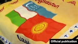 Госфлаги Узбекистана (слева) и Кыргызстана.