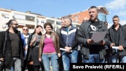 Nevladina organizacija Krug života organizovala je skup podrske roditeljima inficiranih beba, koji štrajkuju ispred bolnice u Bijelom Polju, foto: Savo Prelević