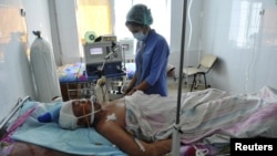 Больничная палата: медсестра проверяет состояние раненого. Жанаозен, 19 декабря 2011 года.