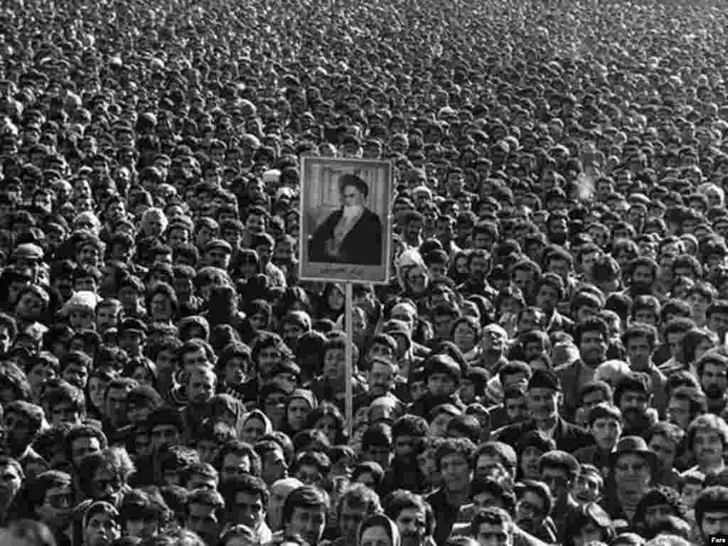 Demonstranti nose portret ajatolaha Homeinija, Teheran - februar 1979.