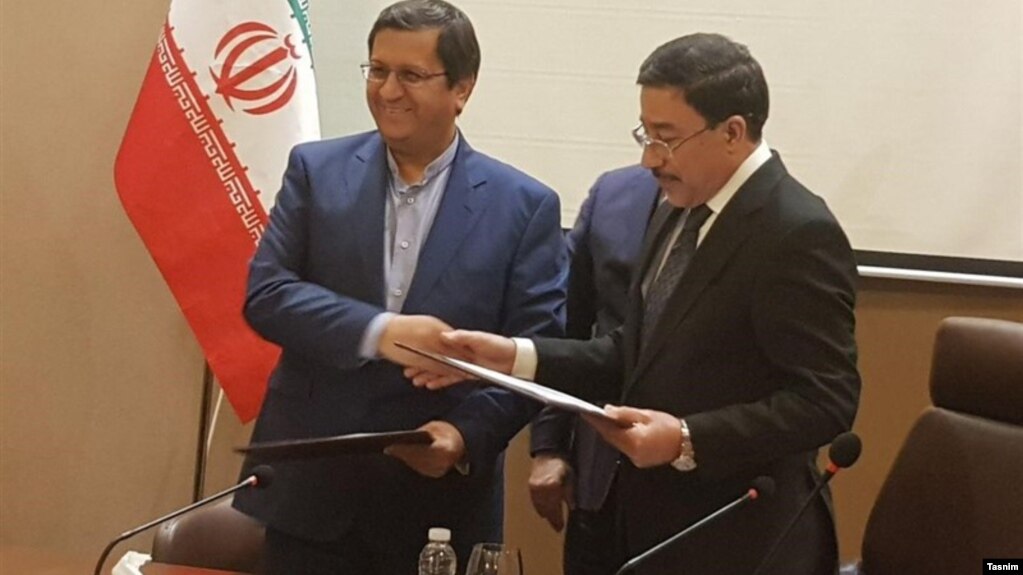 عبدالناصر همتی، رئیس کل بانک مرکزی ایران (چپ) با همتای عراقی خود علی العلاق. ۱۷ بهمن ۹۷