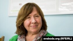 Laureată a Premiului Nobel, Svetlana Alexievici, este o susținătoare a mișcării de opoziție din Belarus și face parte din conducerea Consiliului de Coordonare, supus anchetei de către procurorii regimului Lukașenka