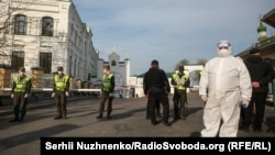 Вхід до Києво-Печерської лаври, 13 квітня 2020 року
